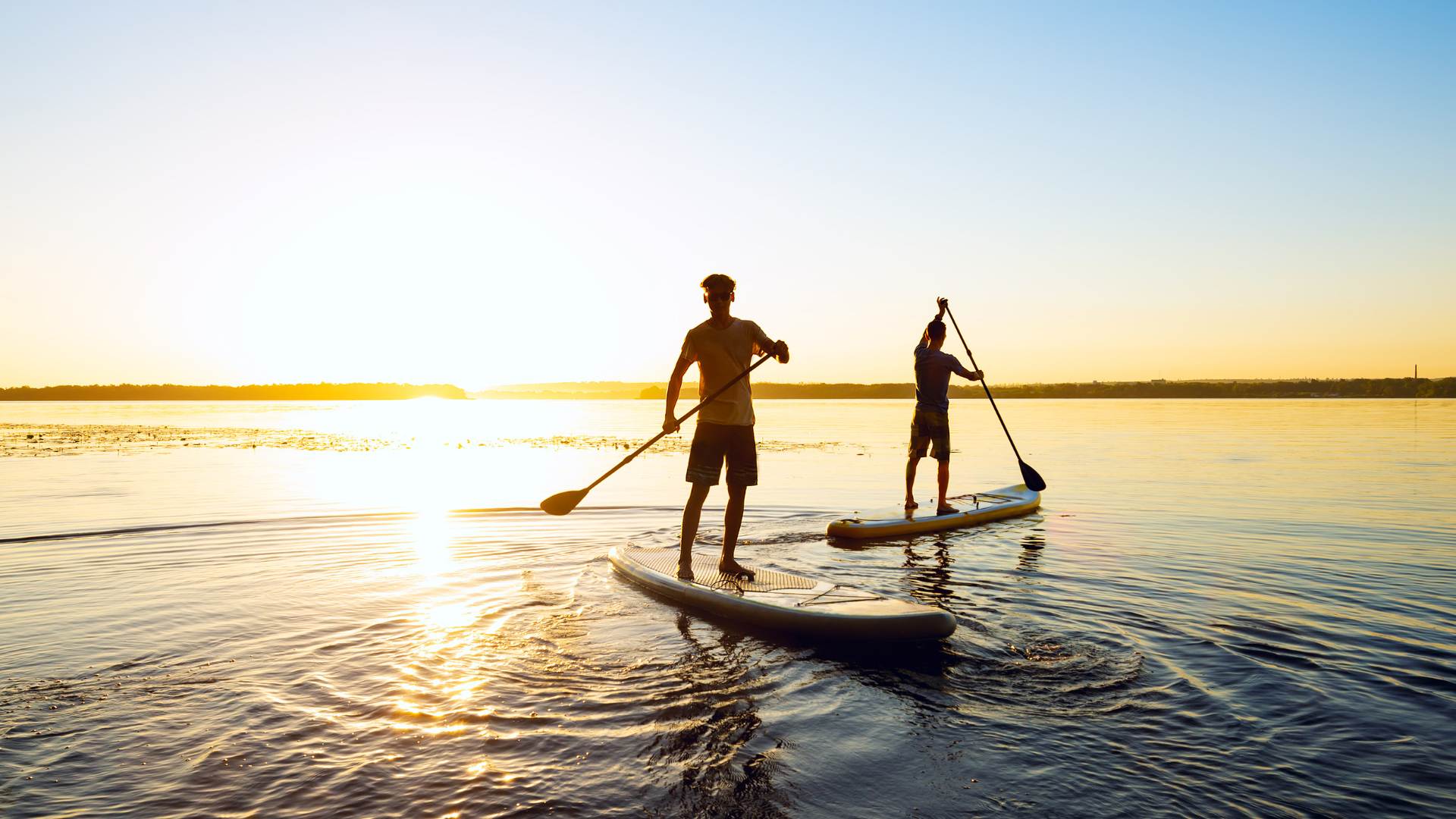 Les sports nautiques à essayer cet été : paddle, surf, kitesurf